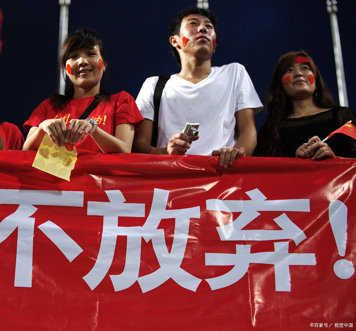 开云体育官网-争冠球队继续争胜，谁将笑到最后？