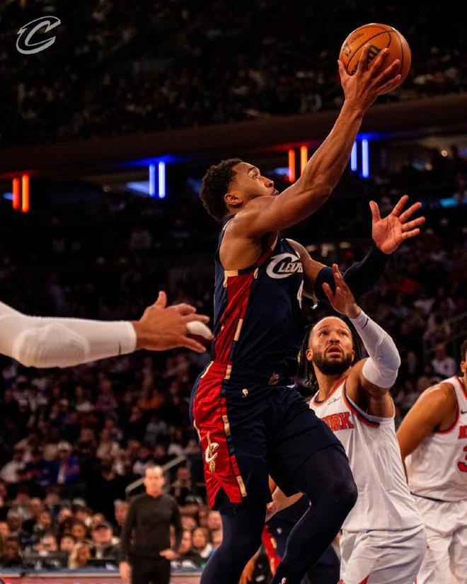 开云体育中国-尼克斯轻取上海队，米切尔统治全场