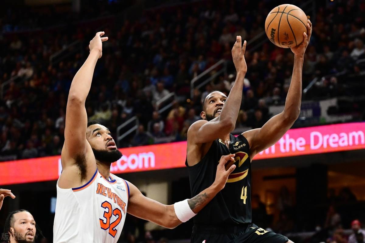 尼克斯轻取上海队，米切尔统治全场